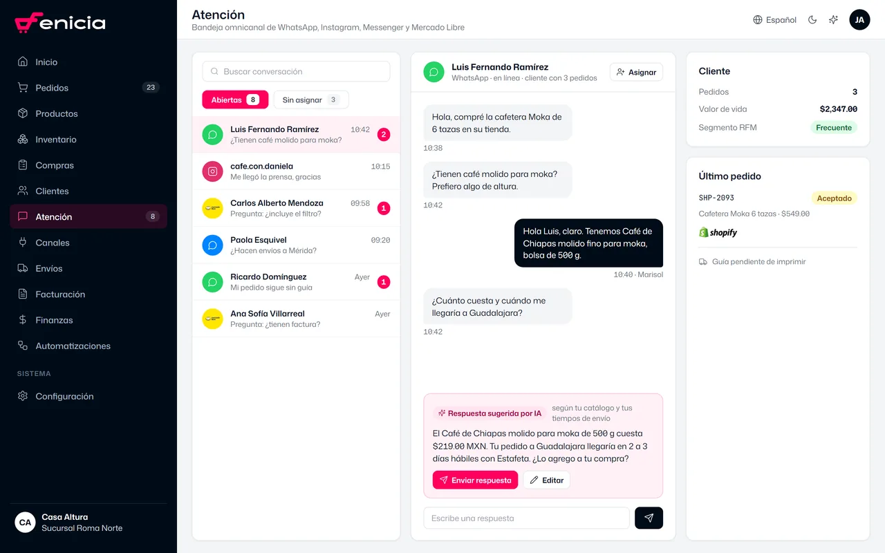 Bandeja de atención de la consola de Fenicia con una conversación de WhatsApp y una respuesta sugerida por IA